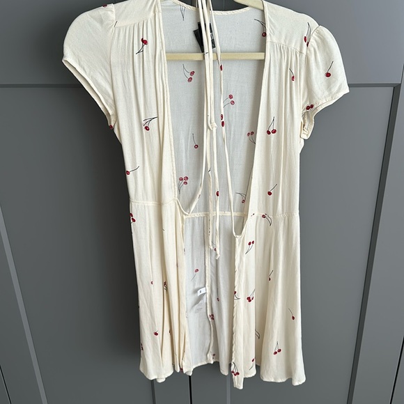 Reformation cherry print tie wrap dress - Picture 2 of 5